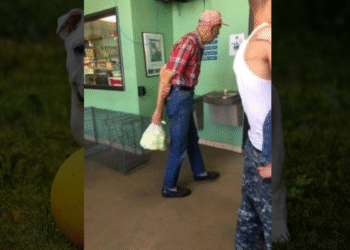 Tears of Joy: The Heartwarming Moment When an Elderly Man Unveils a Bag of Memories at the Tulsa Animal Shelter