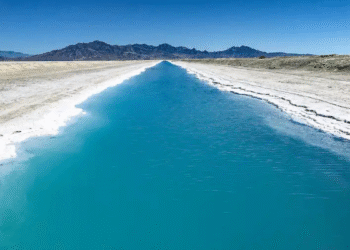 Exploring the Majestic Salt Flats of Utah: A Surreal Landscape